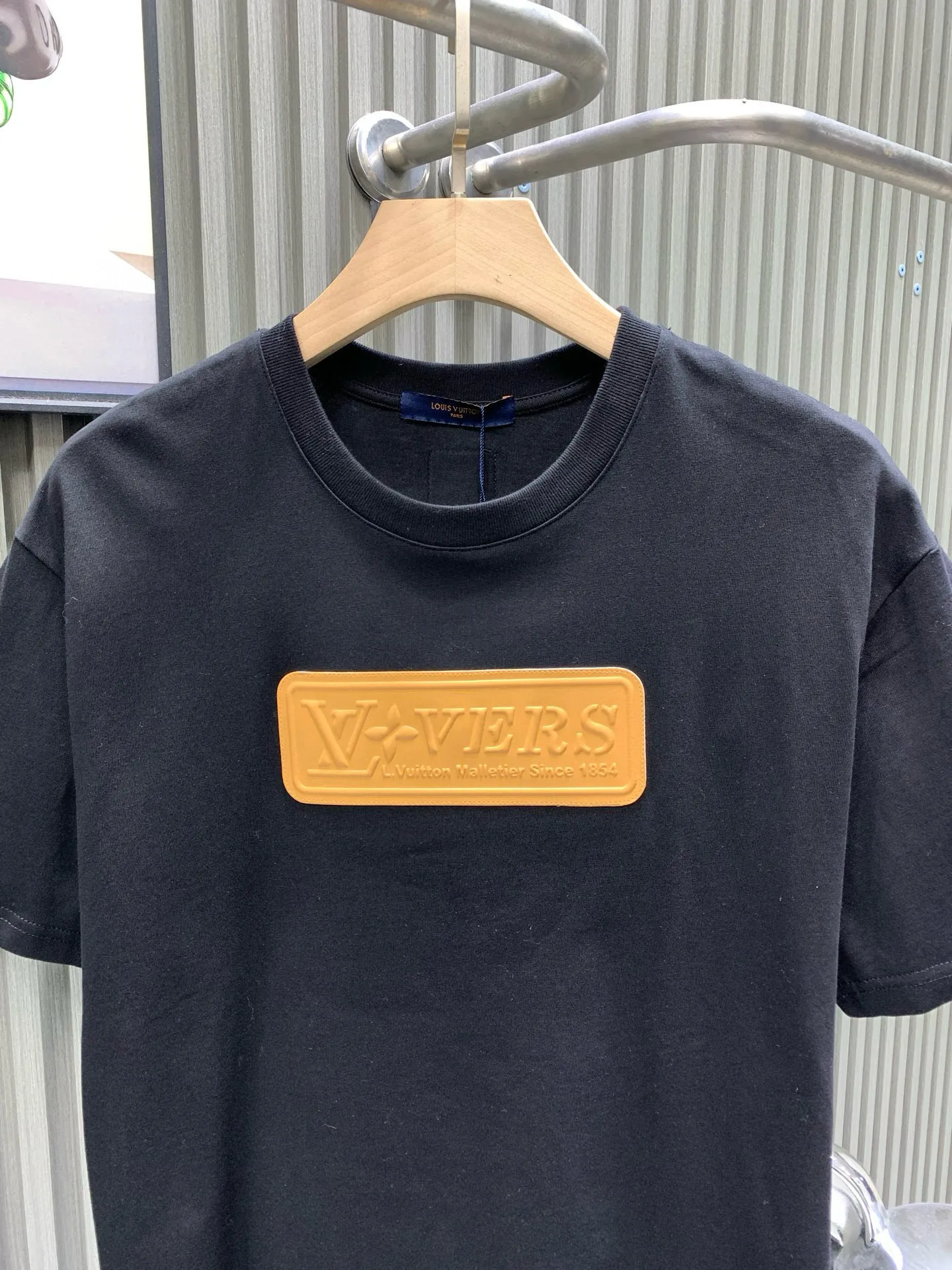 🅿️230 🀄️ Louis Vuitton LOUIS VUITTON pure cotton short sleeves with silicone front and rear leather labels. Made of 100% pure cotton. 280g double-ply combed cotton fabric. This fabric is a must-have fabric for summer short sleeves. Cotton can make the upper body more three-dimensional and breathable. Polyester material allows the clothes to be worn for a long time and still maintain elasticity. The leather label is made of silicone synthetic leather label with the brand's iconic LOGO on the surface. The 3D three-dimensional embossing effect presents a high-end style. The back collar is marked with LV's iconic LOGO. This short-sleeved crew neck shirt is made of soft cotton. The VVN leather patch on the front is embossed with the LV Vers logo, telling the long heritage of the brand's leather goods series. The small LV leather patch on the rear completes the details.